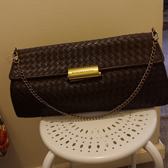 BCBGMAXAZRIA LEATHER SHOULDER BAG, GOLDISH TONE CHAIN STRAP. - Picture 2 of 12